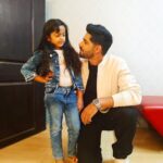 Rrahul Sudhir Instagram - Had A Fan-Boy Moment When The Best Actor @maahi_bhadra_15 In Her Age Category Showed Up In My Room Asking Me For A Picture….She Also Told Me To Ask My Followers To Follow Her Too…Also She Posed Like A Dove…. Please Follow Her ♥️🥂 @dabangiiofficial #yugsisodia #dabangii #og #rrahulsudhir Who looks the cutest???