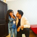 Rrahul Sudhir Instagram - Had A Fan-Boy Moment When The Best Actor @maahi_bhadra_15 In Her Age Category Showed Up In My Room Asking Me For A Picture….She Also Told Me To Ask My Followers To Follow Her Too…Also She Posed Like A Dove…. Please Follow Her ♥️🥂 @dabangiiofficial #yugsisodia #dabangii #og #rrahulsudhir Who looks the cutest???