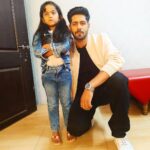 Rrahul Sudhir Instagram - Had A Fan-Boy Moment When The Best Actor @maahi_bhadra_15 In Her Age Category Showed Up In My Room Asking Me For A Picture….She Also Told Me To Ask My Followers To Follow Her Too…Also She Posed Like A Dove…. Please Follow Her ♥️🥂 @dabangiiofficial #yugsisodia #dabangii #og #rrahulsudhir Who looks the cutest???