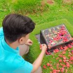 Ruben Onsu Instagram - Hanya rindu untuk bertemu kedua orang tuaku,kalau ditanya apa yg diungkapkan ?? tidak bisa terucap, hanya ingin ada diantara mereka saja sudah membuat hati tenang, krn tanpa diucappun orang tua kita sudah tahu apa yg ingin kt katakan lewat tarikan nafasku yg panjang sambil menatap batu nisan ini. Maafkan akan lemahnya hati ini kalau bicara ttg kerinduan dan rasanya ingin mengulang situasi dimana aku masih bisa tertawa tanpa berfikir, aku bisa meminta tanpa memohon. Kenapa orang tuaku bilang selalu " Kalau aku bisa " tanpa berfikir ketika aku lemah dan disaat mereka tidak ada dan aku tahu jika aku bilang tidam bisa pasti mereka kecewa, itulah kuatnya kakiku disaat ingat itu krn tidak membuat mereka kecewa. Terkadang suka berfikir saat diam knp Tuhan begitu cepat kedua orang tuaku pergi, knp aku tak diberi waktu untuk bahagiain kedua orang tuaku ?? bukankah ini doa mereka juga ? knp ? aku hrs belajar bersyukur tp masih mengganjal pikiranku bukan aku tidak ikhlas ! knp perasaan ini iri liat org yg masih punya orang tua dan lengkap !! dan kesal mereka yg menyianyiakan orang tua. Mungkin ini yg namanya catatan Tuhan untuk umatnya berbeda2, dan aku masih trs belajar untuk BERSYUKUR DALAM DIAM