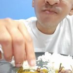 Ruben Onsu Instagram - ⚠️PERINGATAN KERAS⚠️ Buat kalian yang nggak pengen ketagihan cumi bawel cabe ijo kaya aku, jangan coba-coba deh, tapi kalo kamu penasaran sama cumi yang bisa bikin candu ini, kamu bisa order di @bensmarket.official mumpung persediaan masih ada, tapi aku nggak tanggung jawab lho, ya! kalo kamu kecanduan sama enaknya cumi bawel cabe ijo, kaya aku😋!!! #rubenonsuofficial #justruben #rubenonsu #janganlupabersyukur #rezekinggakketuker #realbensu #bensmarketofficial #bensmarket #kuliner #masakviral #asyiknyakuliner #cumibawel #kulinercumi #cumibawelbensmarket