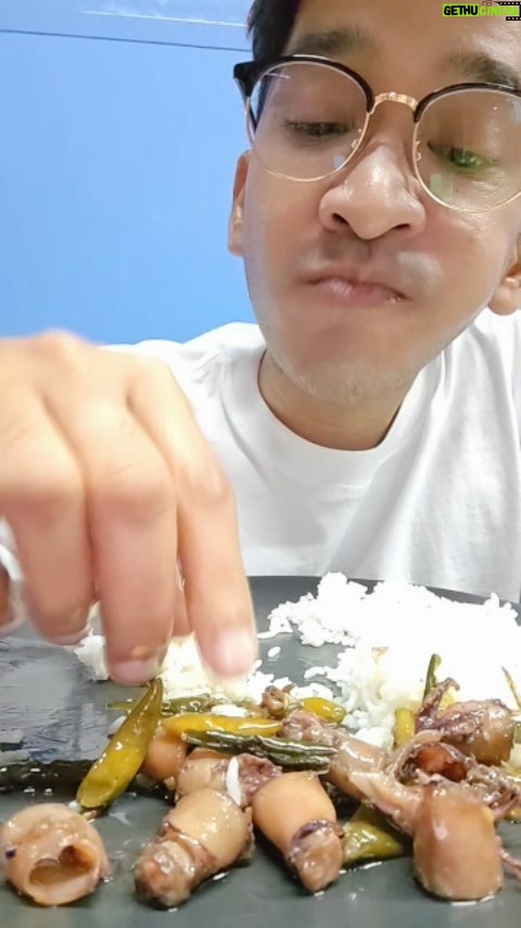 Ruben Onsu Instagram - ⚠️PERINGATAN KERAS⚠️ Buat kalian yang nggak pengen ketagihan cumi bawel cabe ijo kaya aku, jangan coba-coba deh, tapi kalo kamu penasaran sama cumi yang bisa bikin candu ini, kamu bisa order di @bensmarket.official mumpung persediaan masih ada, tapi aku nggak tanggung jawab lho, ya! kalo kamu kecanduan sama enaknya cumi bawel cabe ijo, kaya aku😋!!! #rubenonsuofficial #justruben #rubenonsu #janganlupabersyukur #rezekinggakketuker #realbensu #bensmarketofficial #bensmarket #kuliner #masakviral #asyiknyakuliner #cumibawel #kulinercumi #cumibawelbensmarket