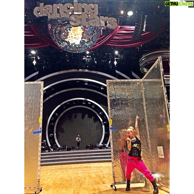 Ruby Rose Turner Instagram - Who's watching Dancing with the Stars tonight!!??🌟 @dancingabc @bloc_la #TeamHKL #rehearsals #ABC 📷:@breezyanne7💞