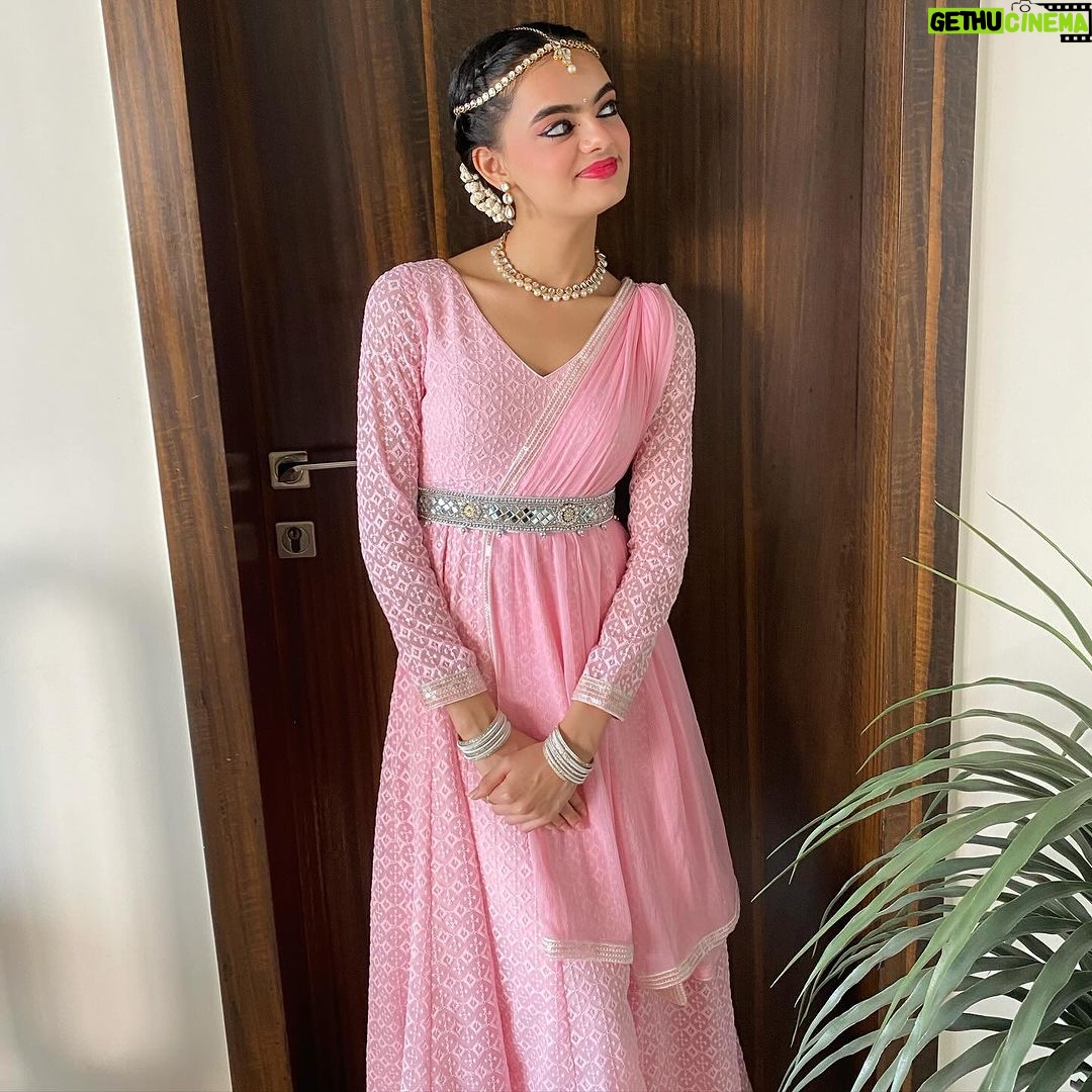 Ruhanika Dhawan Instagram - Spirit is a child, the tune of dancing feet its lullaby. Audience of angels descend in the ambiance reciting praises in your glory, when you wear your dance shoes, when you arrive at the stage and with every step you take beneath your feet heaven moves. That is the power of dance. #myfirstkathakperformance #kathakshow #fyp Hair and makeup @darshibaid Costume designed and styled @mansha_dhawan Jewellery borrowed from my friend Anaisha ❤️ Mayor's Hall, Andheri West