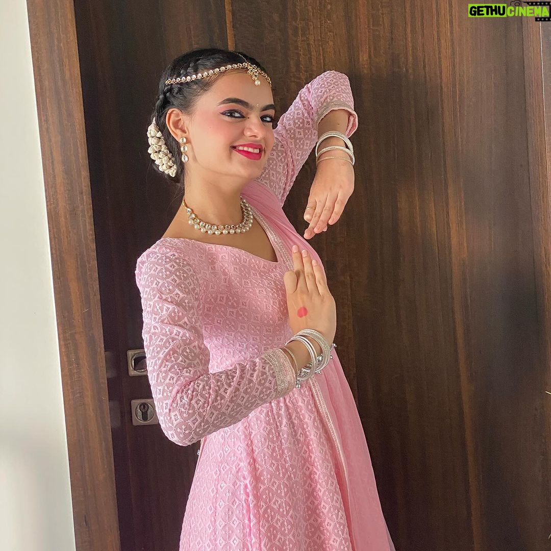 Ruhanika Dhawan Instagram - Spirit is a child, the tune of dancing feet its lullaby. Audience of angels descend in the ambiance reciting praises in your glory, when you wear your dance shoes, when you arrive at the stage and with every step you take beneath your feet heaven moves. That is the power of dance. #myfirstkathakperformance #kathakshow #fyp Hair and makeup @darshibaid Costume designed and styled @mansha_dhawan Jewellery borrowed from my friend Anaisha ❤️ Mayor's Hall, Andheri West