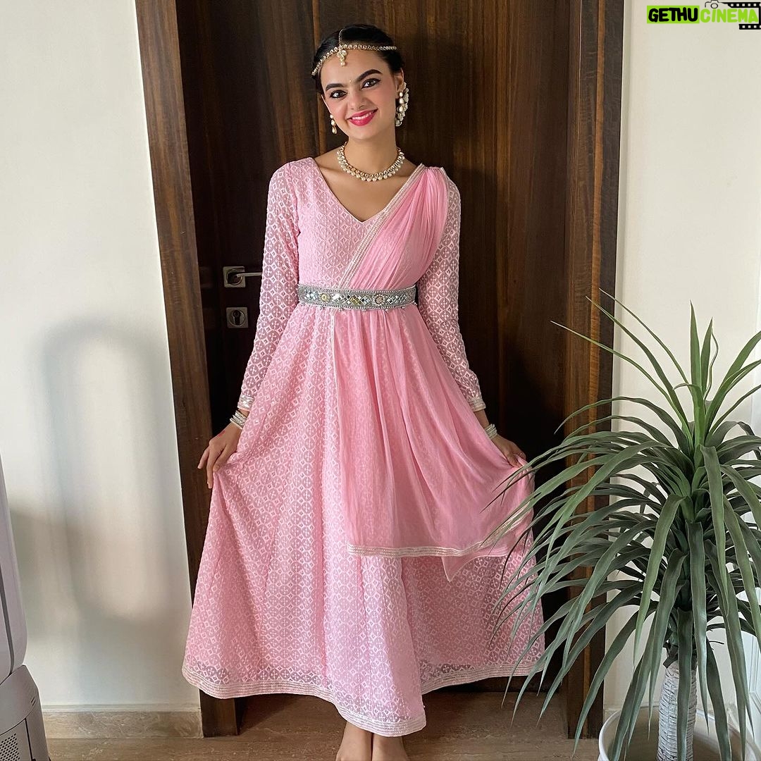 Ruhanika Dhawan Instagram - Spirit is a child, the tune of dancing feet its lullaby. Audience of angels descend in the ambiance reciting praises in your glory, when you wear your dance shoes, when you arrive at the stage and with every step you take beneath your feet heaven moves. That is the power of dance. #myfirstkathakperformance #kathakshow #fyp Hair and makeup @darshibaid Costume designed and styled @mansha_dhawan Jewellery borrowed from my friend Anaisha ❤️ Mayor's Hall, Andheri West