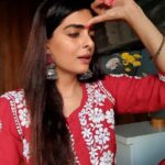 Ruhi Chaturvedi Instagram - Aao dosto ek kahani sunau 💐 . . Outfit @zubeida_diaries Styled @seam_stress_by_rajludhwani . . Show some love to @i.justh for this beautiful masterpiece ❤️ . . . #kalraatkibaathai