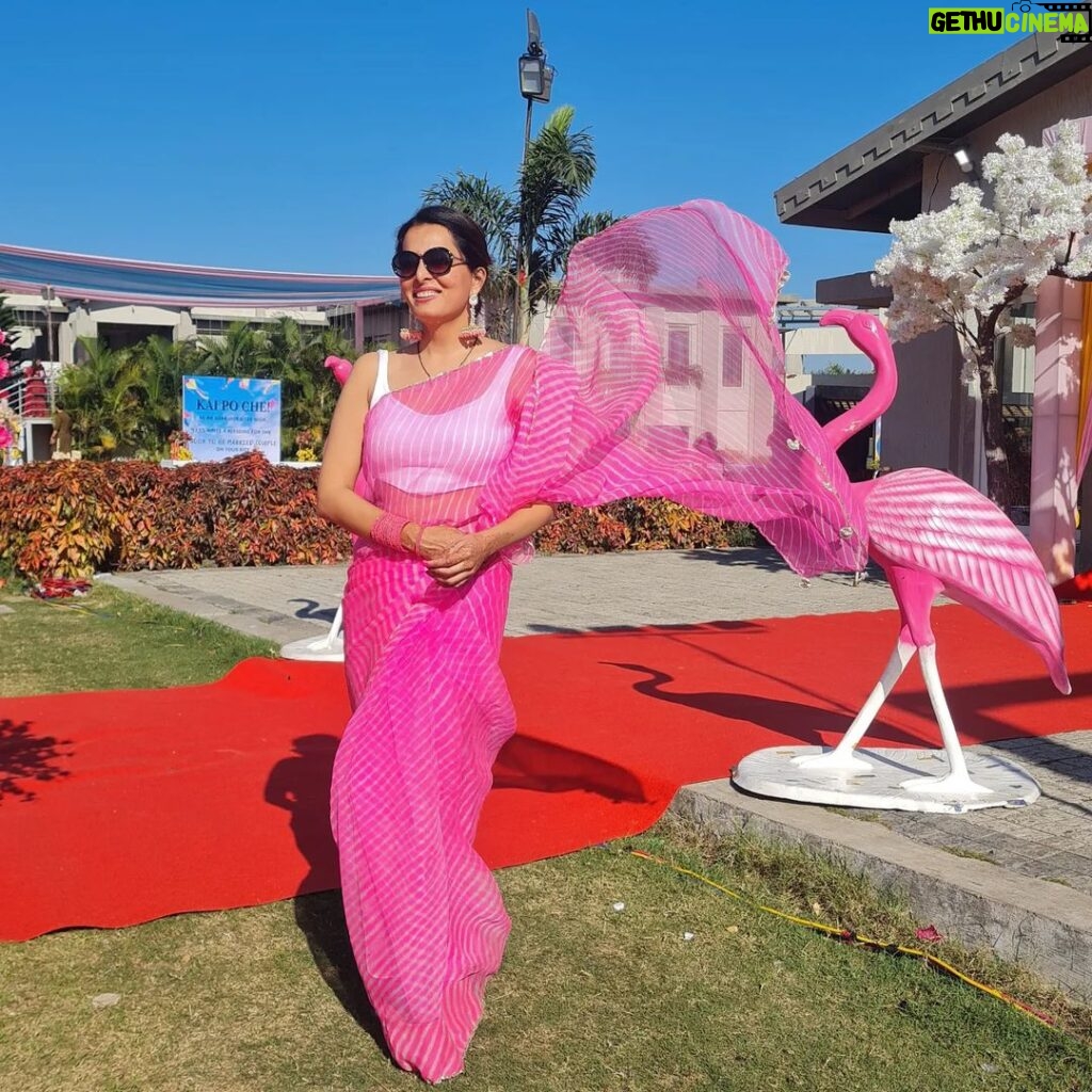 Ruhi Chaturvedi Instagram - Makar Sankranti Pe Sanskari Look 💕 . . . Saree by:-@nangaliaruchira Styled by:- @seam_stress_by_rajludhwani . . . #happysankranti #pinkflamingo #kiteskaseasonhai