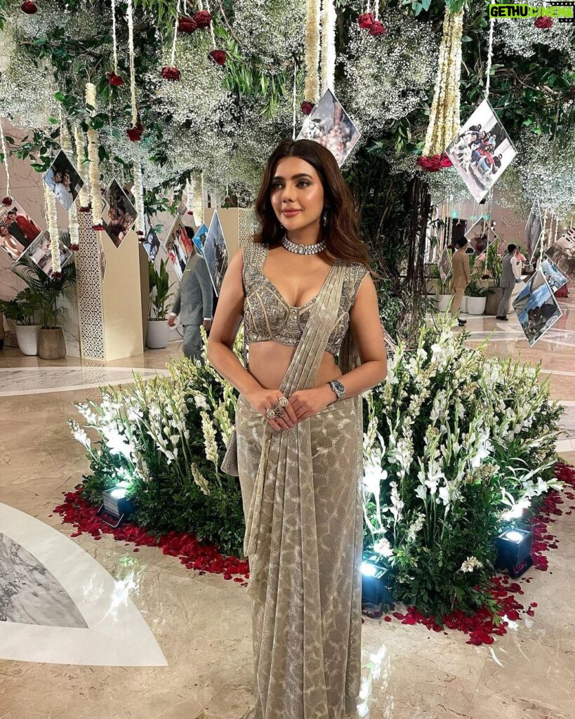 Ruhi Singh Instagram - What a beautiful star studded wedding reception 😍 wishing the newly weds lots of love! And had the greatest time at the club with my girls post that ❤ For the wedding look - Photo @tejas.kudtarkar Styled by @anokha_ann Outfit @kaaishabyshalini Jewellery @koharbykanika Heels @louboutinworld Watch @rolex Pr coordination @papillonpublicrations Hmua @muadivyashetty