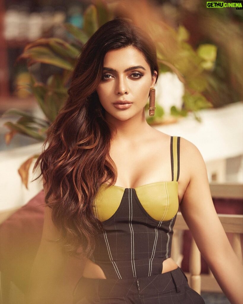 Ruhi Singh Instagram - It’s all about confidence love. Don’t spend your energy doubting yourself, just keep on going with your head held high, look them in the eye and say you deserve it! Photo @shotbynuno Hmua @mitavaswani @shalinisharmamakeupandhair Outfit: @_otherlabel Jewellery @rejuvenatejewels Styling @styledbymusk