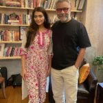 Ruhi Singh Instagram - Always an honour to meet the maestro @anubhavsinhaa sir, whose brilliance and humility is unmatched. #indiancinema Benaras Media Works