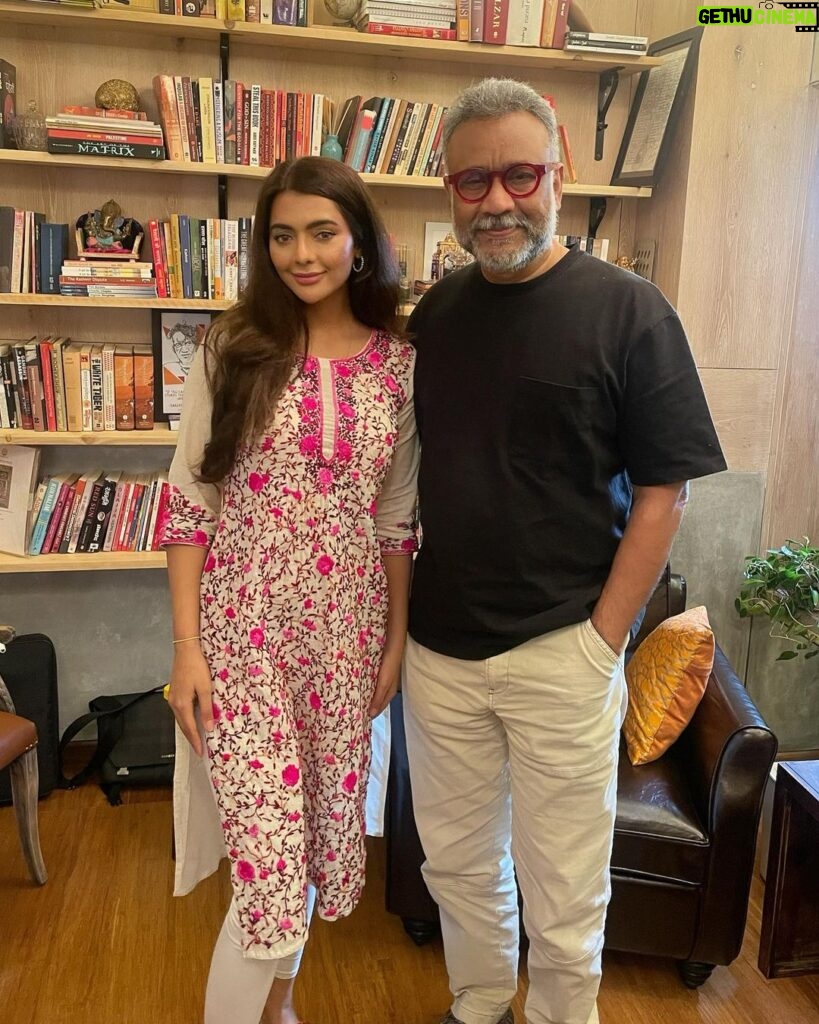 Ruhi Singh Instagram - Always an honour to meet the maestro @anubhavsinhaa sir, whose brilliance and humility is unmatched. #indiancinema Benaras Media Works