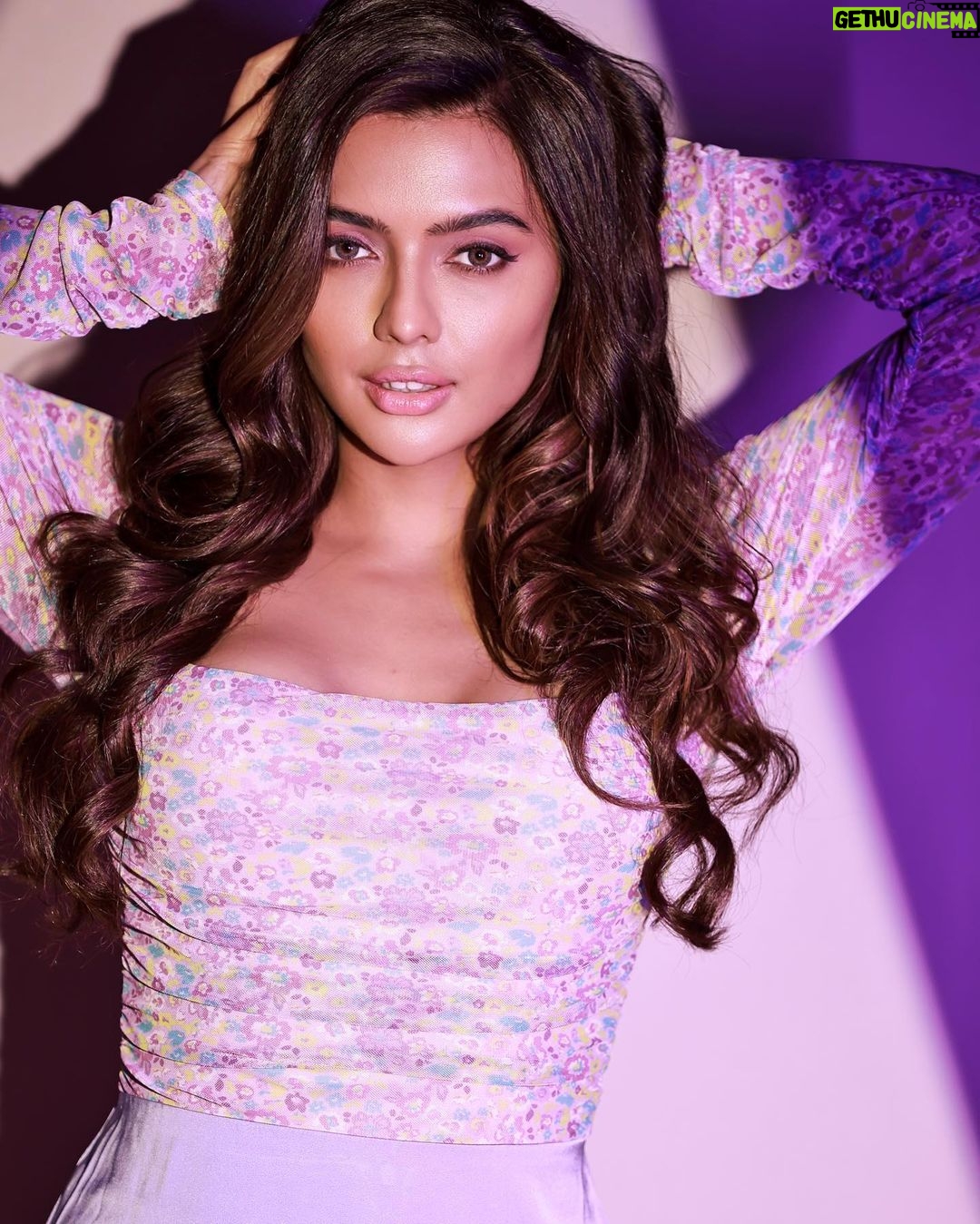 Ruhi Singh Instagram - Oh what a joy it is to simply live in this mesmerising moment, for it’s a dreamers world and we are high on magic 🪄 The universe says, “your wish is my command princess” if you’re willing to embrace the blue blood that runs in your veins. Why are you getting fascinated by this illusion when you are stardust yourself? - Ruhii Siingh