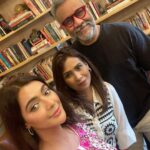 Ruhi Singh Instagram - Always an honour to meet the maestro @anubhavsinhaa sir, whose brilliance and humility is unmatched. #indiancinema Benaras Media Works