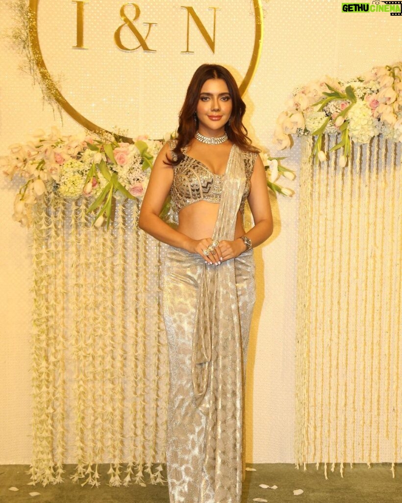 Ruhi Singh Instagram - What a beautiful star studded wedding reception 😍 wishing the newly weds lots of love! And had the greatest time at the club with my girls post that ❤️ For the wedding look - Photo @tejas.kudtarkar Styled by @anokha_ann Outfit @kaaishabyshalini Jewellery @koharbykanika Heels @louboutinworld Watch @rolex Pr coordination @papillonpublicrations Hmua @muadivyashetty