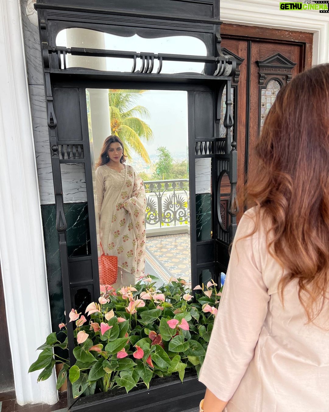 Ruhi Singh Instagram - Happy holi doston 🙏 Taj Falaknuma Palace