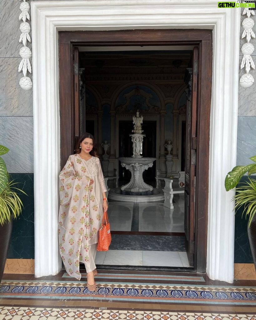 Ruhi Singh Instagram - Happy holi doston 🙏 Taj Falaknuma Palace