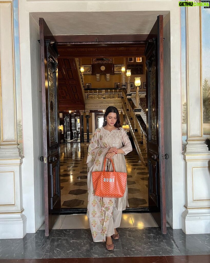 Ruhi Singh Instagram - Happy holi doston 🙏 Taj Falaknuma Palace