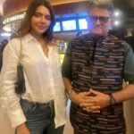 Ruhi Singh Instagram - Some really fun moments from last night’s premiere of #lovestoriyaanatmami What a beautiful compilation of real love stories by @karanjohar @somenmishra @dharmamovies @dharmaticent brilliant! Lots of love for my dear friend and ofcourse the finest director Hardik cheering for you always!! It was a beautiful evening with fellow actors and some very admirable legends whose work I immensely respect and appreciate 🤍 #mami #lovestoriyaan @mumbaifilmfestival @serialclicker811