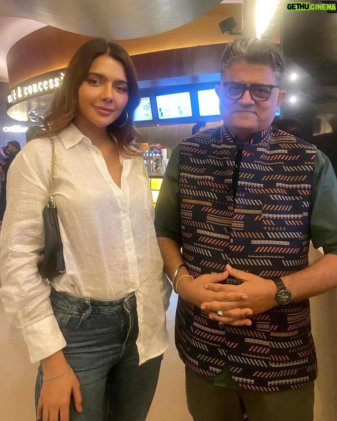 Ruhi Singh Instagram - Some really fun moments from last night’s premiere of #lovestoriyaanatmami What a beautiful compilation of real love stories by @karanjohar @somenmishra @dharmamovies @dharmaticent brilliant! Lots of love for my dear friend and ofcourse the finest director Hardik cheering for you always!! It was a beautiful evening with fellow actors and some very admirable legends whose work I immensely respect and appreciate 🤍 #mami #lovestoriyaan @mumbaifilmfestival @serialclicker811