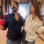 Ruhi Singh Instagram - Some really fun moments from last night’s premiere of #lovestoriyaanatmami What a beautiful compilation of real love stories by @karanjohar @somenmishra @dharmamovies @dharmaticent brilliant! Lots of love for my dear friend and ofcourse the finest director Hardik cheering for you always!! It was a beautiful evening with fellow actors and some very admirable legends whose work I immensely respect and appreciate 🤍 #mami #lovestoriyaan @mumbaifilmfestival @serialclicker811