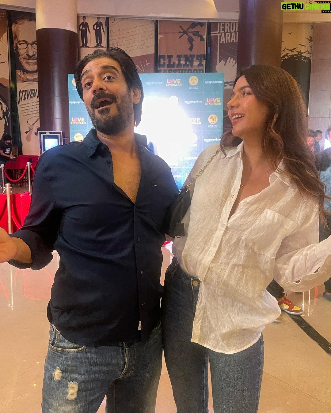 Ruhi Singh Instagram - Some really fun moments from last night’s premiere of #lovestoriyaanatmami What a beautiful compilation of real love stories by @karanjohar @somenmishra @dharmamovies @dharmaticent brilliant! Lots of love for my dear friend and ofcourse the finest director Hardik cheering for you always!! It was a beautiful evening with fellow actors and some very admirable legends whose work I immensely respect and appreciate 🤍 #mami #lovestoriyaan @mumbaifilmfestival @serialclicker811