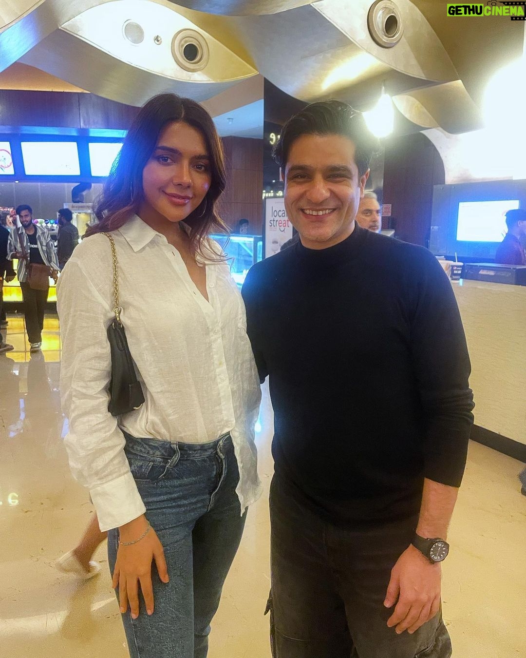 Ruhi Singh Instagram - Some really fun moments from last night’s premiere of #lovestoriyaanatmami What a beautiful compilation of real love stories by @karanjohar @somenmishra @dharmamovies @dharmaticent brilliant! Lots of love for my dear friend and ofcourse the finest director Hardik cheering for you always!! It was a beautiful evening with fellow actors and some very admirable legends whose work I immensely respect and appreciate 🤍 #mami #lovestoriyaan @mumbaifilmfestival @serialclicker811