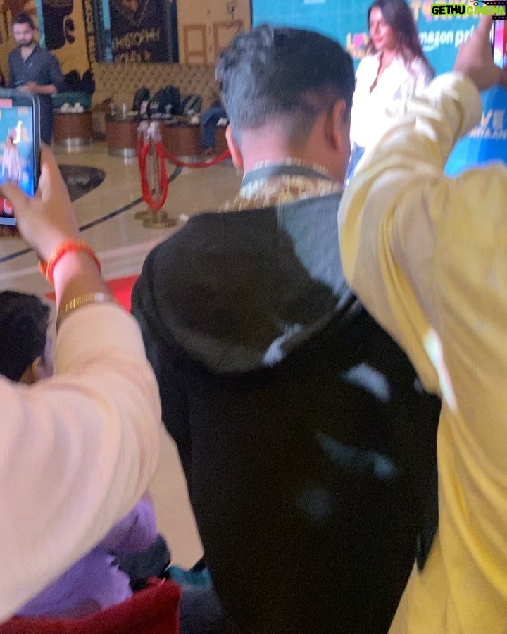Ruhi Singh Instagram - Some really fun moments from last night’s premiere of #lovestoriyaanatmami What a beautiful compilation of real love stories by @karanjohar @somenmishra @dharmamovies @dharmaticent brilliant! Lots of love for my dear friend and ofcourse the finest director Hardik cheering for you always!! It was a beautiful evening with fellow actors and some very admirable legends whose work I immensely respect and appreciate 🤍 #mami #lovestoriyaan @mumbaifilmfestival @serialclicker811