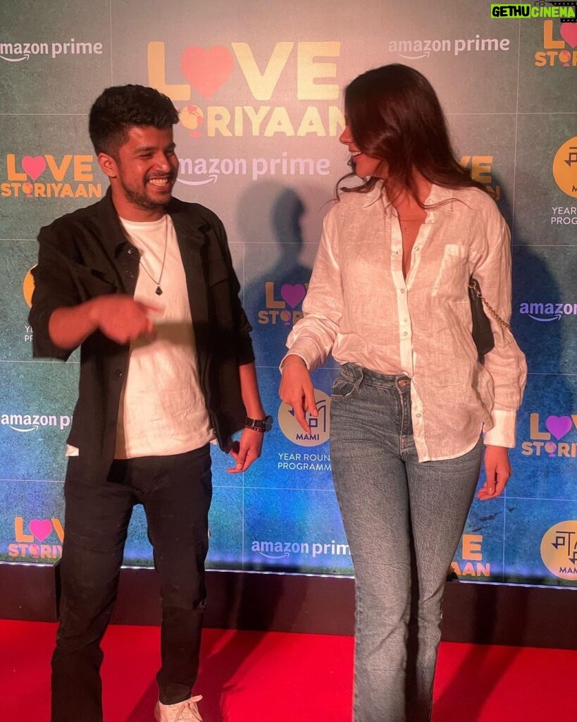 Ruhi Singh Instagram - Some really fun moments from last night’s premiere of #lovestoriyaanatmami What a beautiful compilation of real love stories by @karanjohar @somenmishra @dharmamovies @dharmaticent brilliant! Lots of love for my dear friend and ofcourse the finest director Hardik cheering for you always!! It was a beautiful evening with fellow actors and some very admirable legends whose work I immensely respect and appreciate 🤍 #mami #lovestoriyaan @mumbaifilmfestival @serialclicker811
