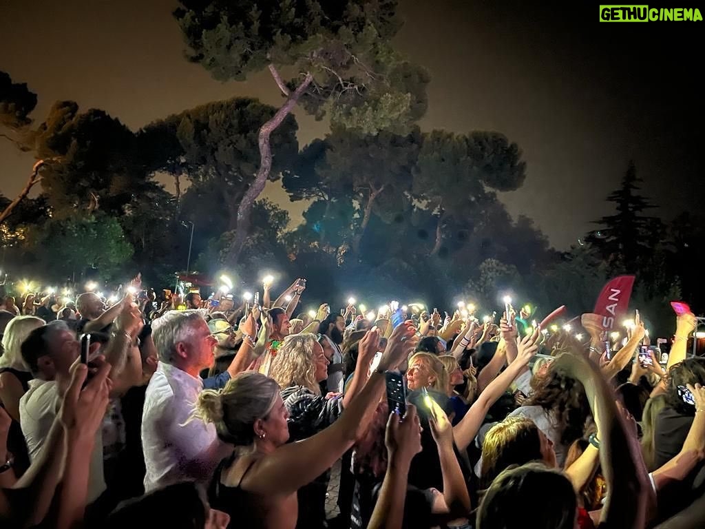 Russell Crowe Instagram - Bologna !! 27 guigno Gli organizzatori mi hanno detto che tutti gli amici necassi saranno saranno donati alle vittime della recente alluvione in Emilia-Romagna. Acquistate un biglietto Avete perso il concerto di Roma? Considerate l’idea di venire a Bologna!!
