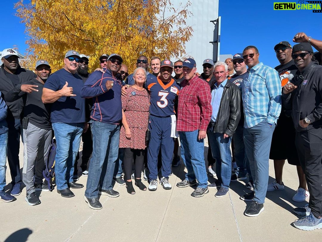 Russell Wilson Instagram - Denver @Broncos Super Bowl Team XXXIII! Coach Mike Shanahan and my high school Football Coach Charlie McFall! Football Legacy!