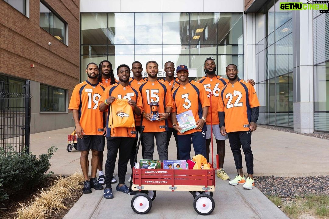 Russell Wilson Instagram - The whole squad visited today!!! @childrenscolo ๐งก๐