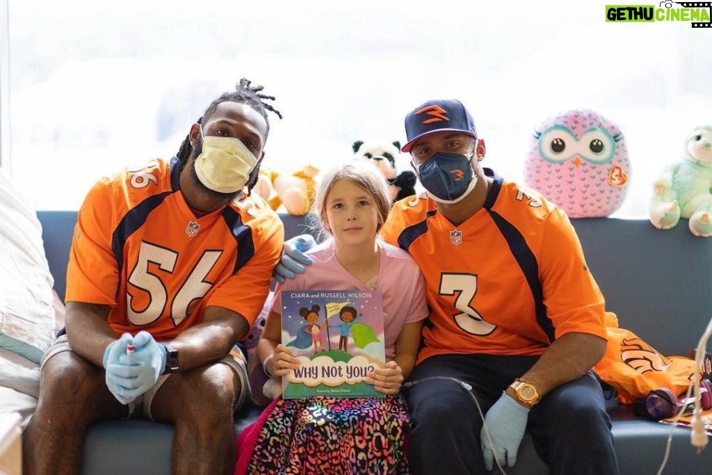 Russell Wilson Instagram - The whole squad visited today!!! @childrenscolo 🧡💙