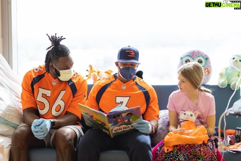 Russell Wilson Instagram - The whole squad visited today!!! @childrenscolo 🧡💙