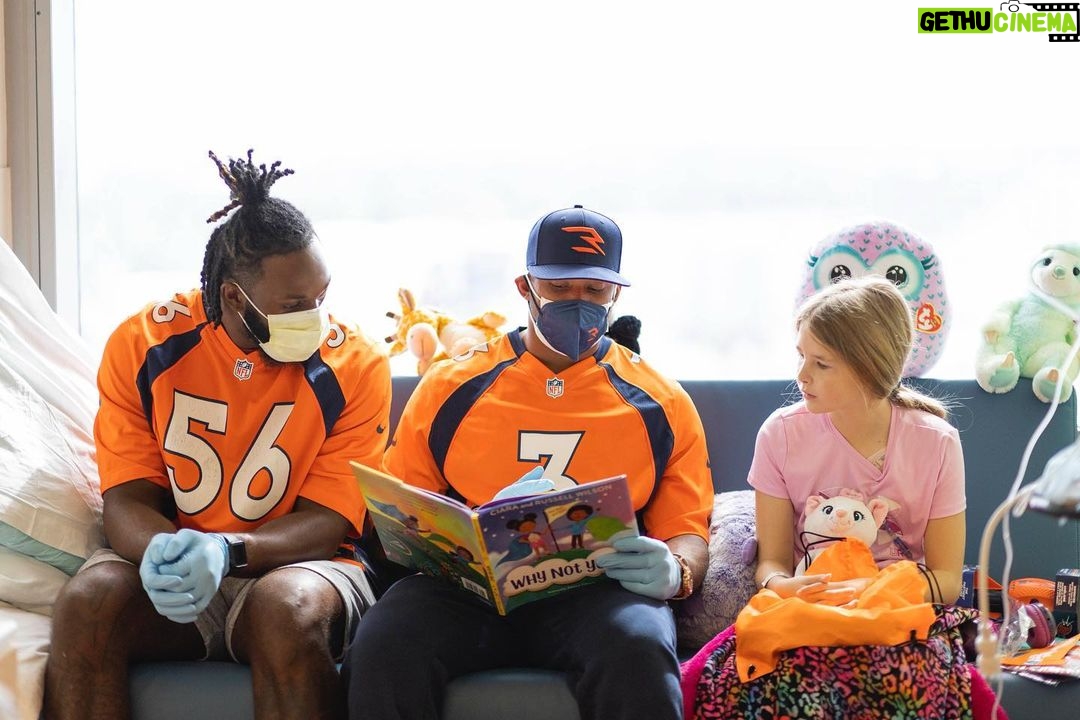 Russell Wilson Instagram - The whole squad visited today!!! @childrenscolo ๐งก๐
