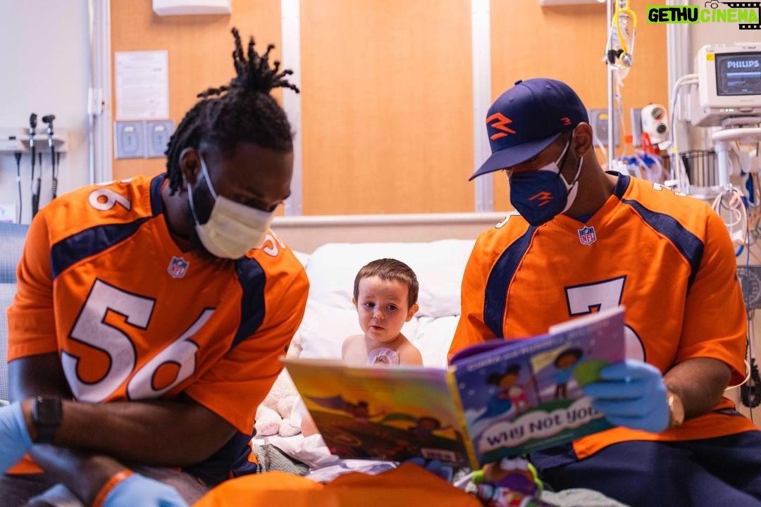 Russell Wilson Instagram - The whole squad visited today!!! @childrenscolo ๐งก๐