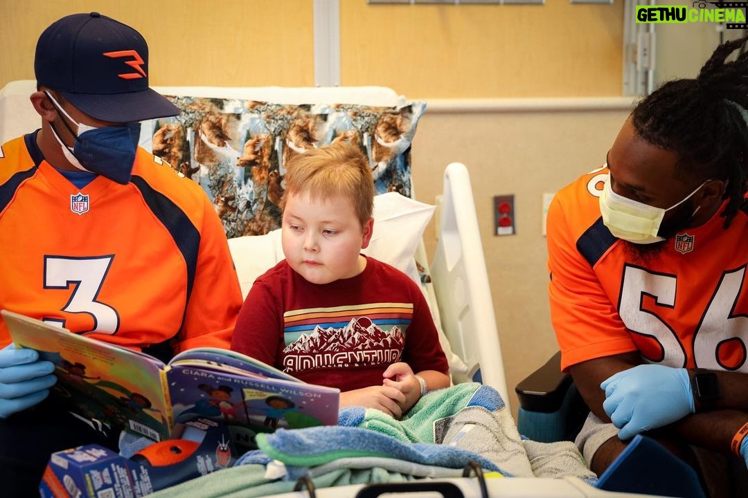 Russell Wilson Instagram - The whole squad visited today!!! @childrenscolo ๐งก๐