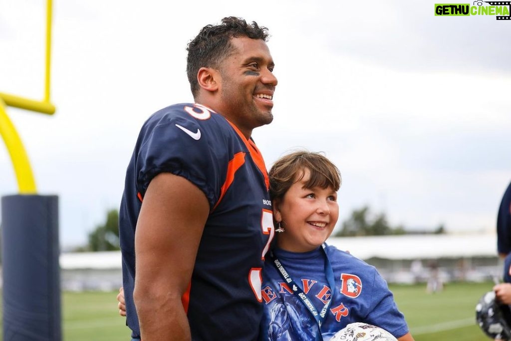 Russell Wilson Instagram - Special Group. Special Day 🧡💙 @ChildrensColo @Broncos @WhyNotYouFdn Denver Broncos