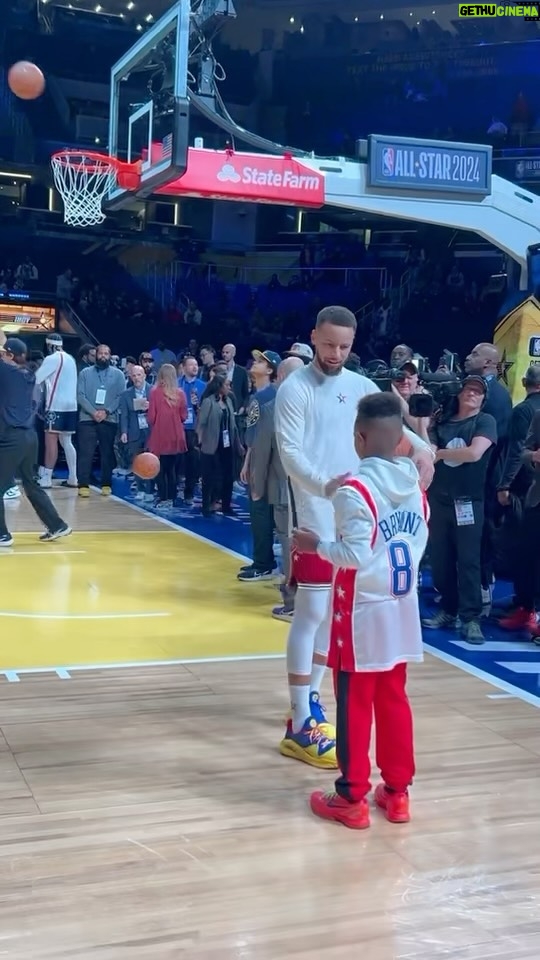Russell Wilson Instagram - Best Shooting Coach in the World. “Believe it! Believe it!” @stephencurry30 Grateful! #ProudDad