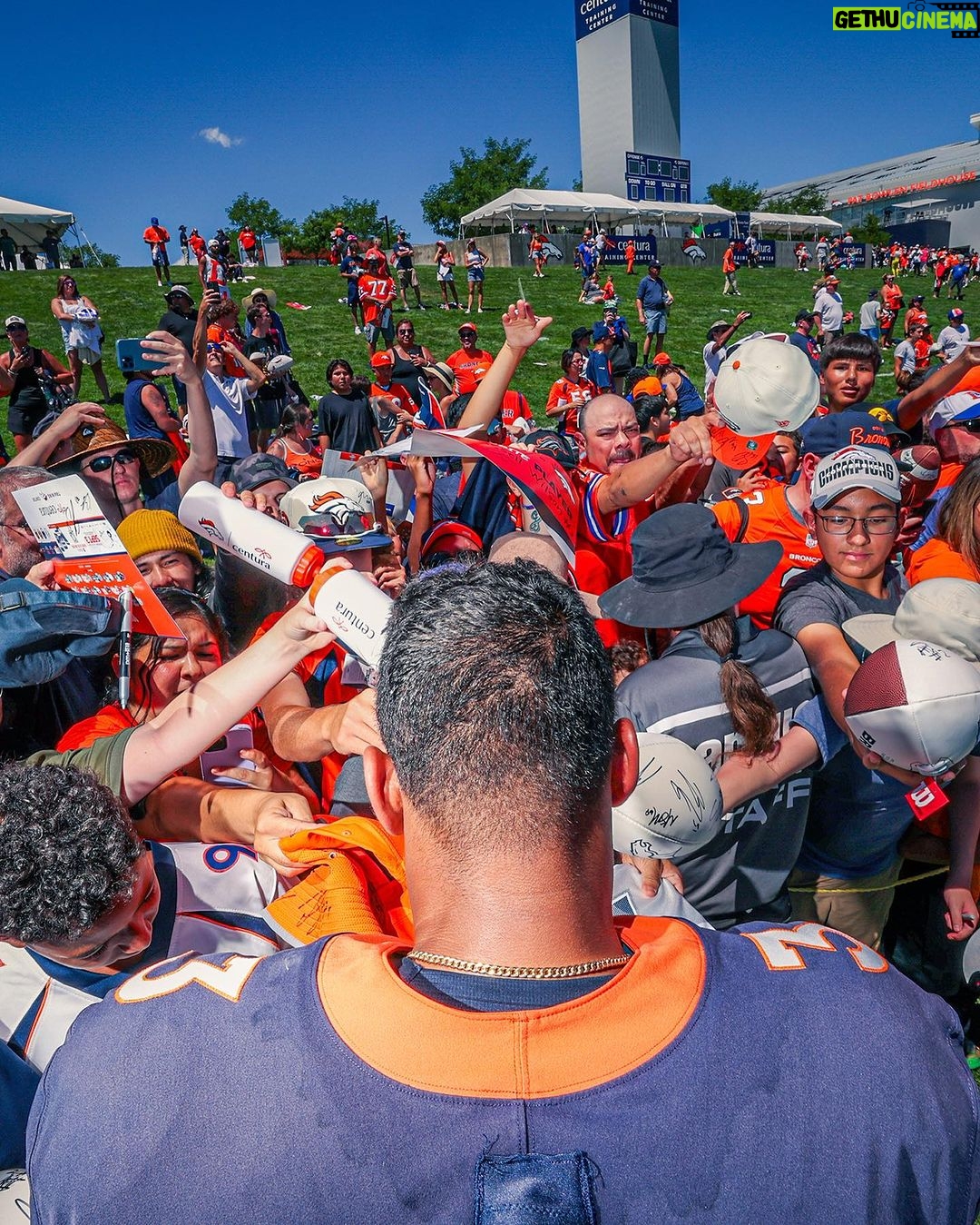 Russell Wilson Instagram - All love #BroncosCountry 🧡💙. See y’all 9/10! Go Broncos!!