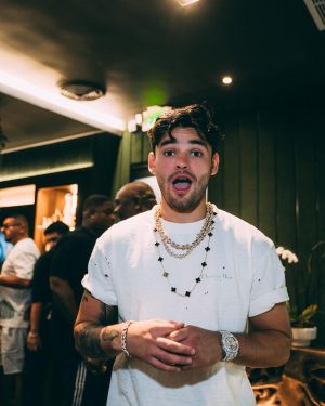 Ryan Garcia Instagram - Shenanigans with @floydmayweather and @adinross W Chat 💬 📸 @95.media 

Can Adin fight tho??? Neon Lit always