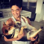 Ryan Higa Instagram - Idk if you can tell, but he’s fighting back because he knows he’s bout to be tortured. #BathTime @rokutheshibainu