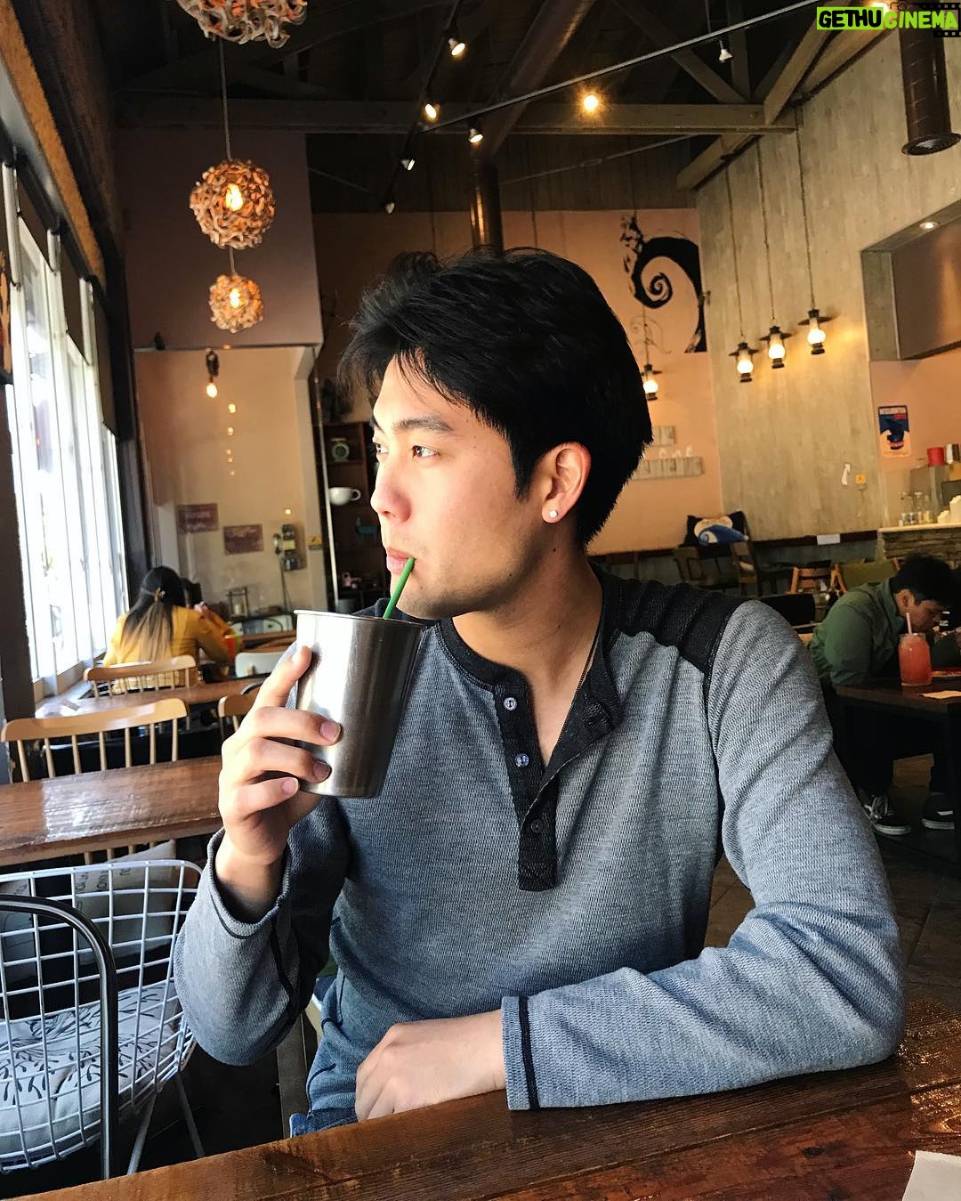 Ryan Higa - 225.7K Likes - The girl in the back asked for a picture, but little did she know, I wanted a picture with her... #sniped