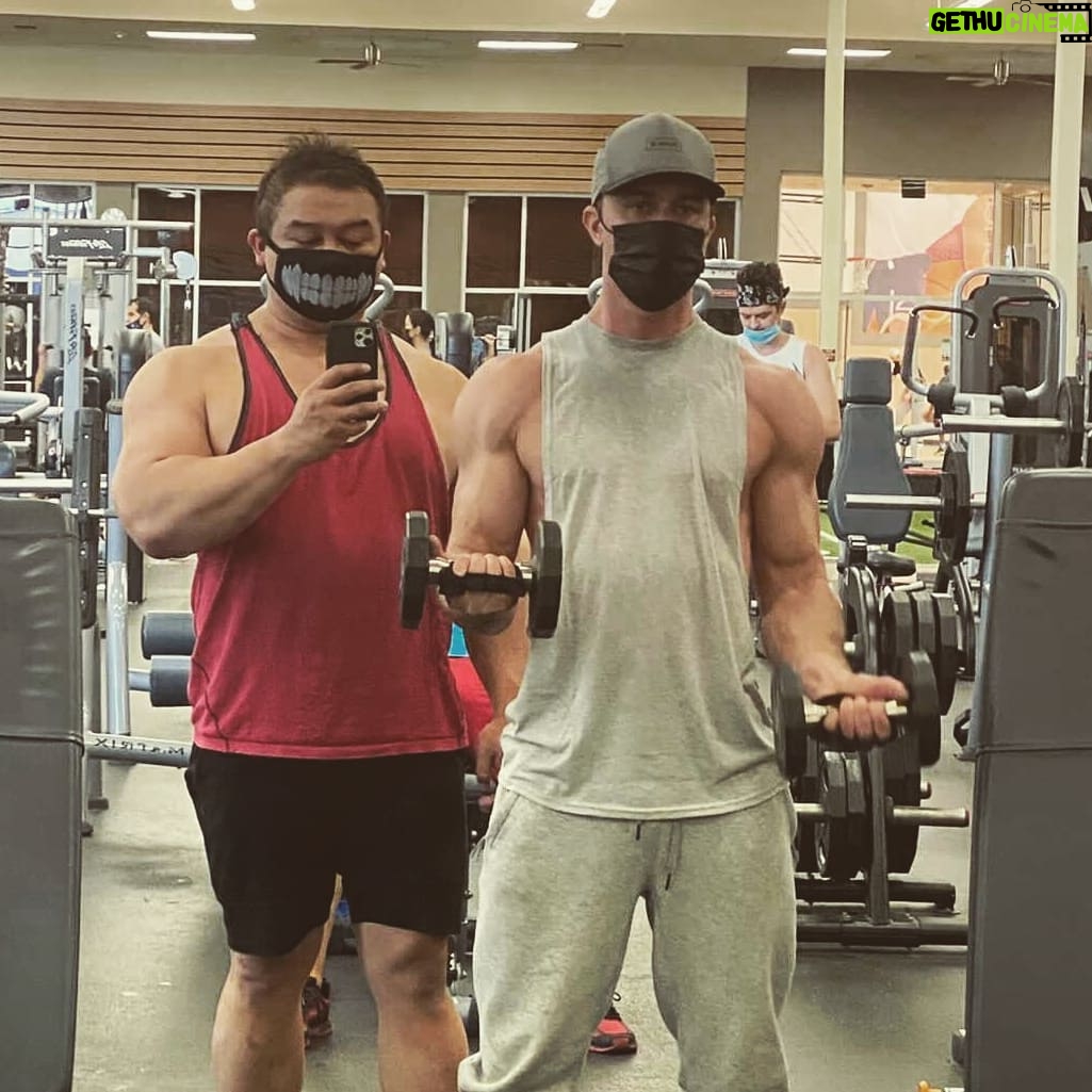 Ryan Kelley Instagram - I know what you're thinking... "Are those 10lbs weights Ryan?!" Maybeeeeeee 🤪 Kid's Gym