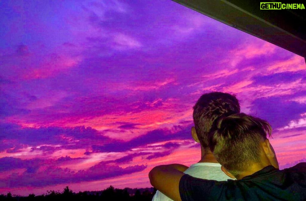 Ryan Phillippe Instagram - this sky is a projection of my whole heart’s love for my 🌞