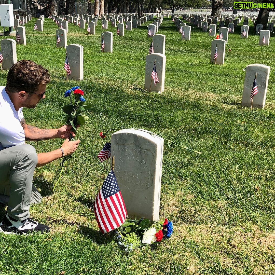 Ryan Phillippe Instagram - honoring the brave and fallen today. we’re thankful for all who serve and though we could never repay their sacrifices, we can try to make life better for the veterans still with us. for assistance caring for a veteran use the resources found at www.hiddenheroes.org and for emergency help call the veteran’s crisis hotline:18002738255 #MemorialDay #HiddenHeroes #veterans Los Angeles National Cemetery