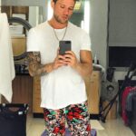 Ryan Phillippe Instagram - XXL ladies leggings from CVS - birthday gift to myself (mad comfortable too) #virgoseason