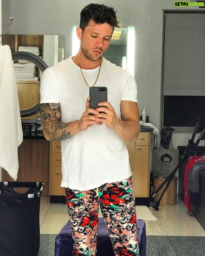 Ryan Phillippe Instagram - XXL ladies leggings from CVS - birthday gift to myself (mad comfortable too) #virgoseason