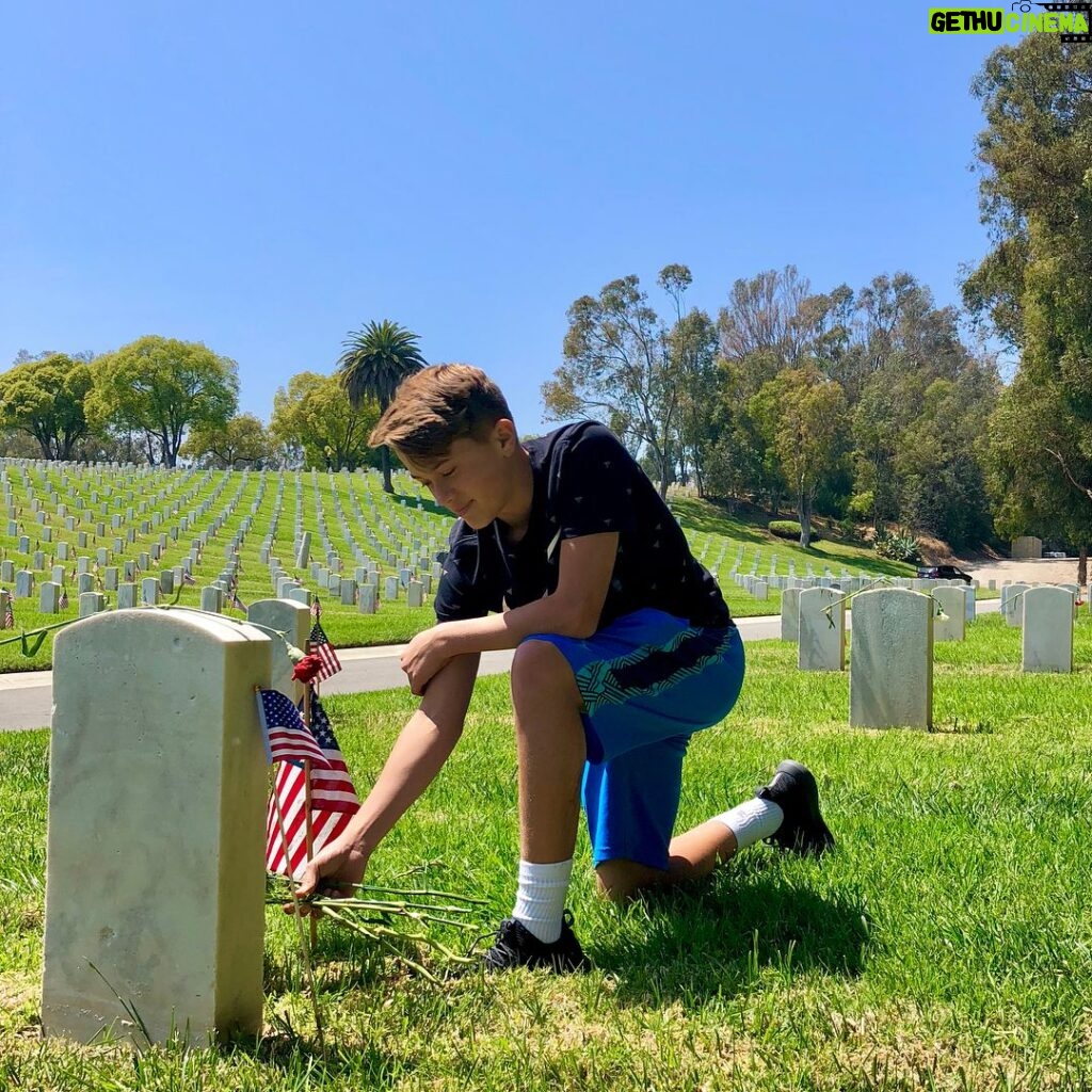 Ryan Phillippe Instagram - honoring the brave and fallen today. we’re thankful for all who serve and though we could never repay their sacrifices, we can try to make life better for the veterans still with us. for assistance caring for a veteran use the resources found at www.hiddenheroes.org and for emergency help call the veteran’s crisis hotline:18002738255 #MemorialDay #HiddenHeroes #veterans Los Angeles National Cemetery