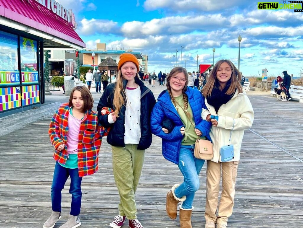 Ryan Phillippe Instagram - Had the BEST Thanksgiving wknd w these lil beauties. Sawyer, Ever, Kai & Isla. Pizza was had, Elf was watched, Young Sheldon was binged(along w teen romance anime). Boba was had, boardwalk shopping, cooking of pancakes was attempted, and we found some fake snow. + the eagles beat buffalo in OT and moved to 10-1, but I think that only mattered to me.😊